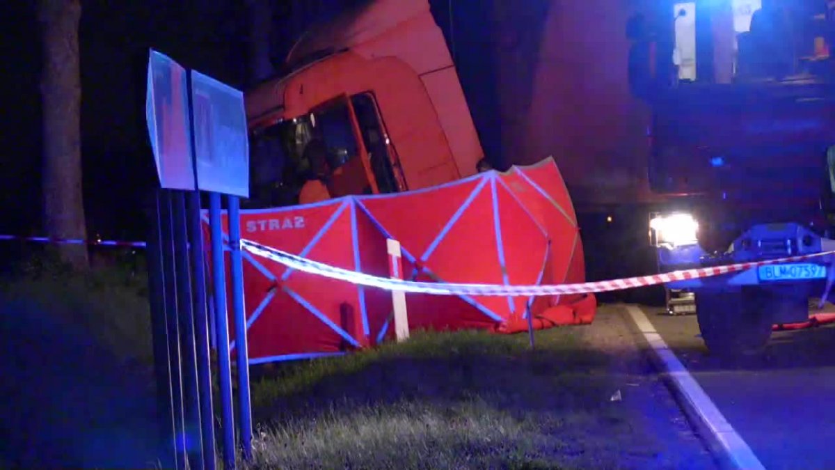 Zderzenie tira z osobówką pod Łomżą. Zginęły dwie osoby