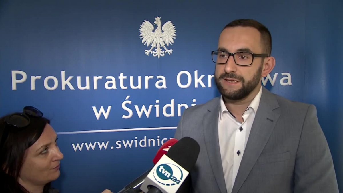 Prokuratura o akcji w Dzierżoniowie: Sprawdzono sto osób, nie było żadnej broni. Były za to flagi i banery z faszystowskimi i nazistowskimi symbolami
