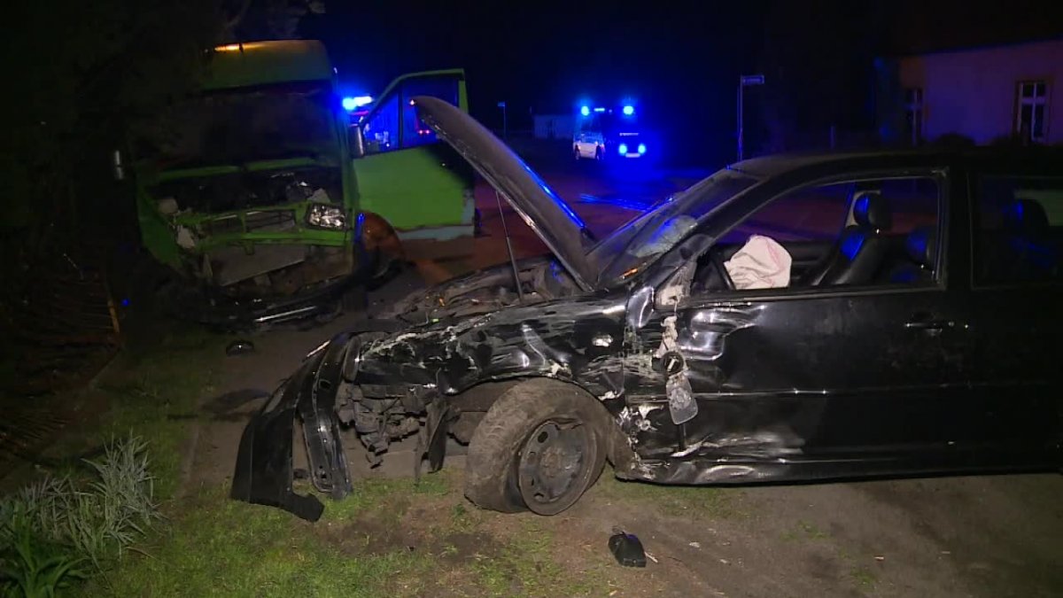 Cztery osoby ranne w zderzeniu busa z osobówką w Masanowie. Kierowca busa wymusił pierwszeństwo