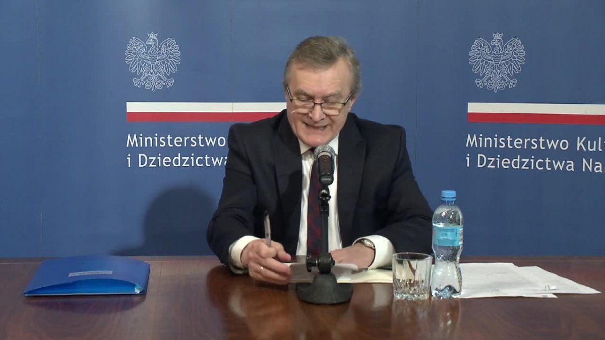 Minister kultury tłumaczy się zakupów za 100 mln euro. 
