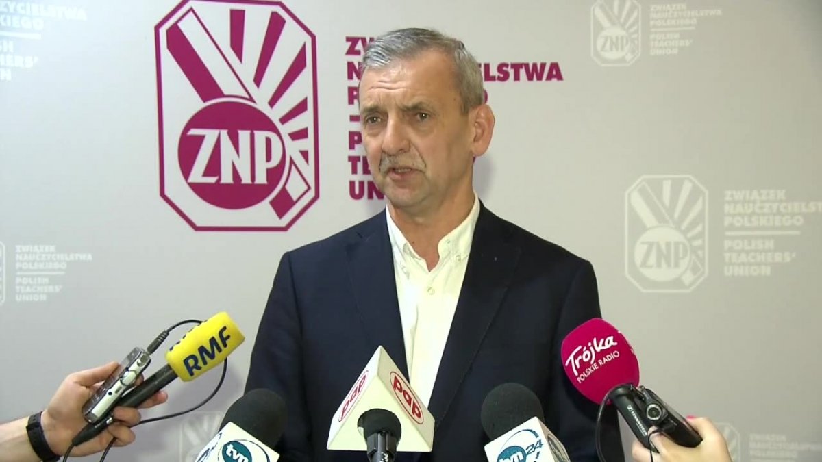 ZNP: Środowisko jest zniesmaczone. Miały być podwyżki dla nauczycieli, ale ministerstwo nie zdążyło z rozporządzeniem na czas