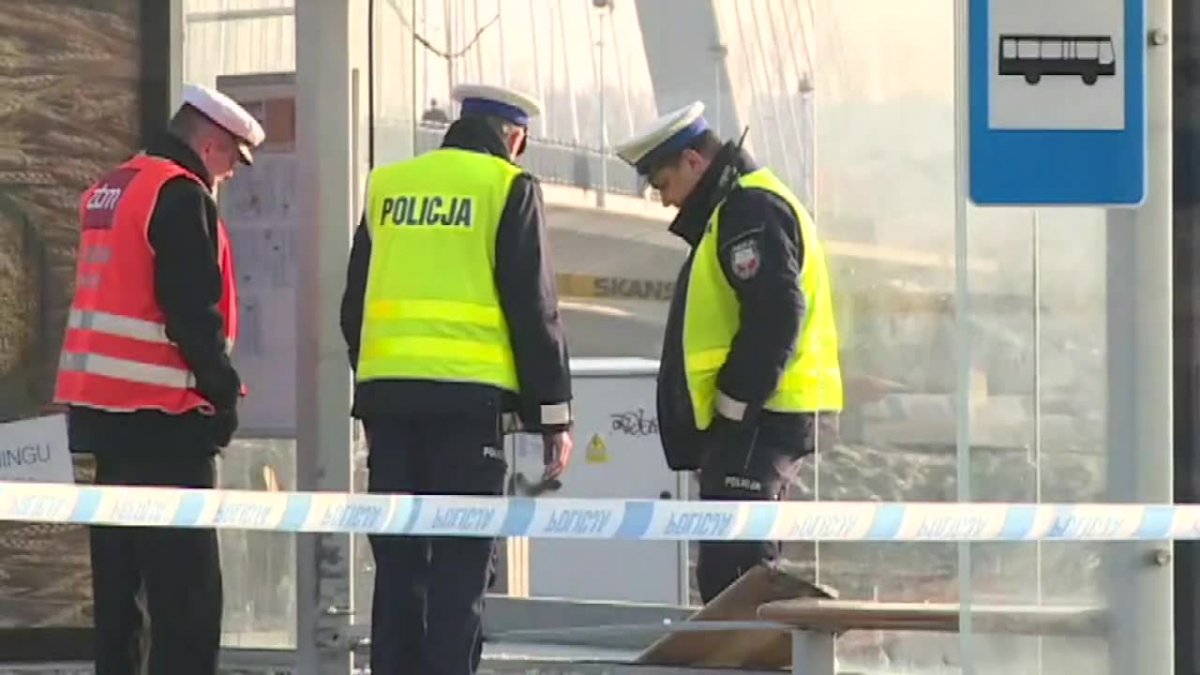 Terenówka staranowała przystanek w Warszawie. Potrącony mężczyzna trafił do szpitala