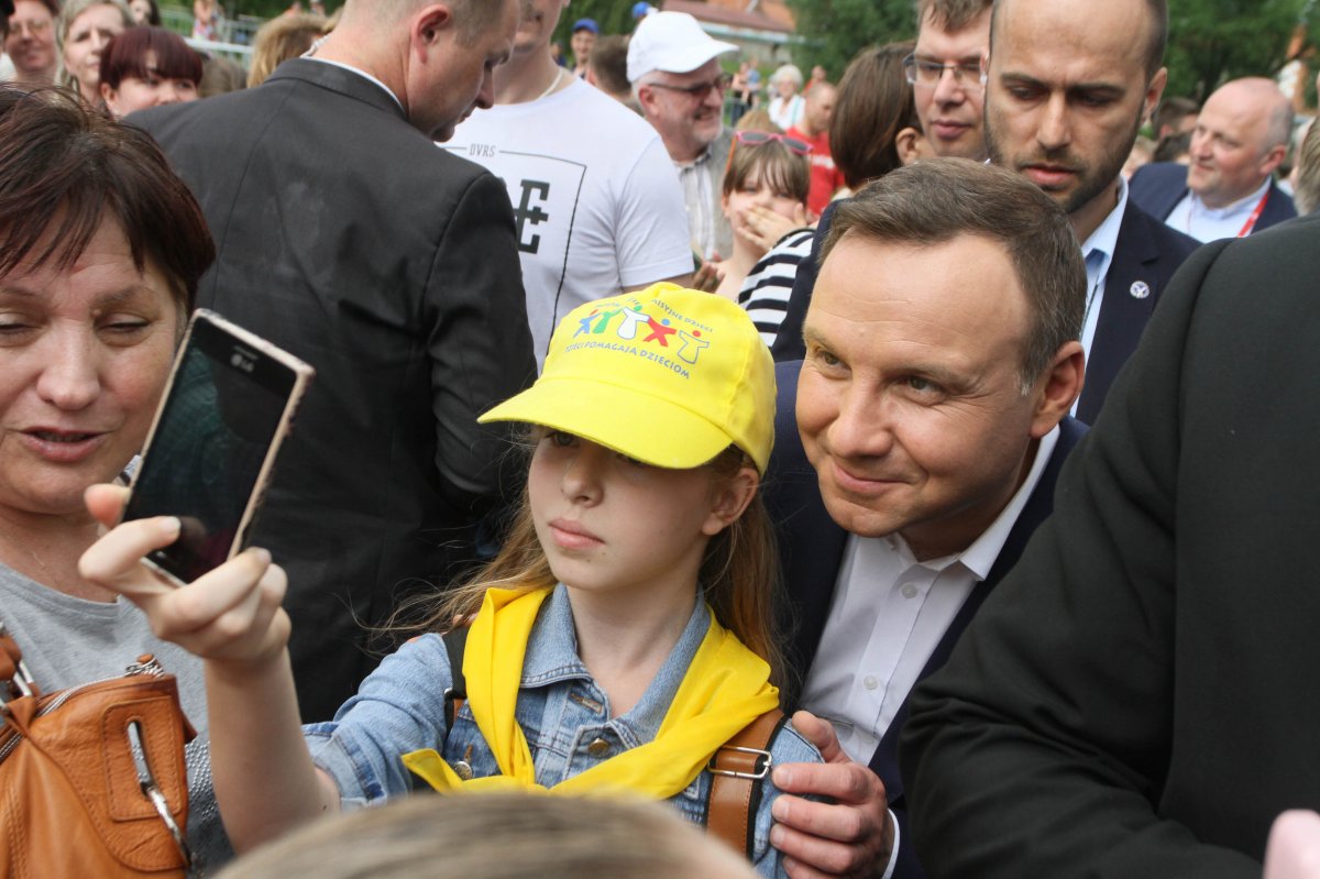 Kolizja prezydenckiej limuzyny. Samochód zawisł na betonowej przegrodzie