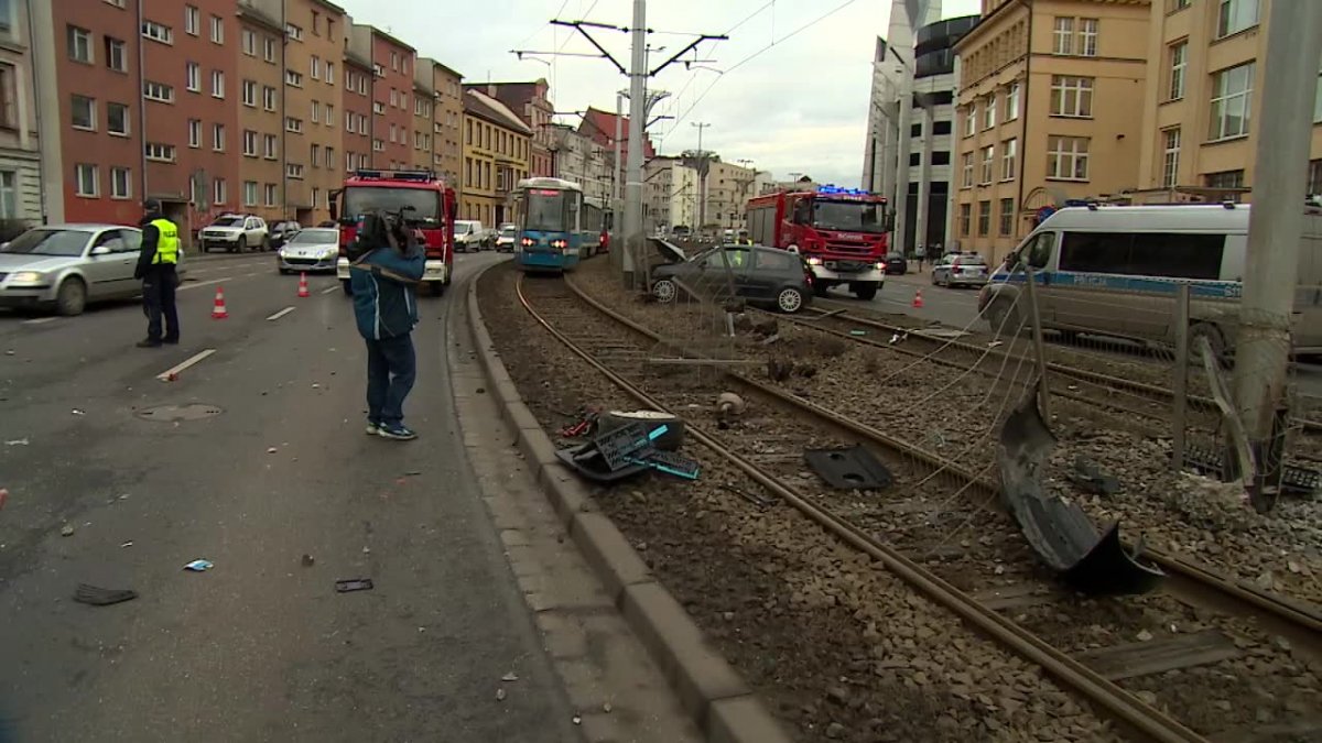 Stracił panowanie nad samochodem i wylądował na torach tramwajowych w centrum Wrocławia. Kierowca i pasażerka trafili do szpitala
