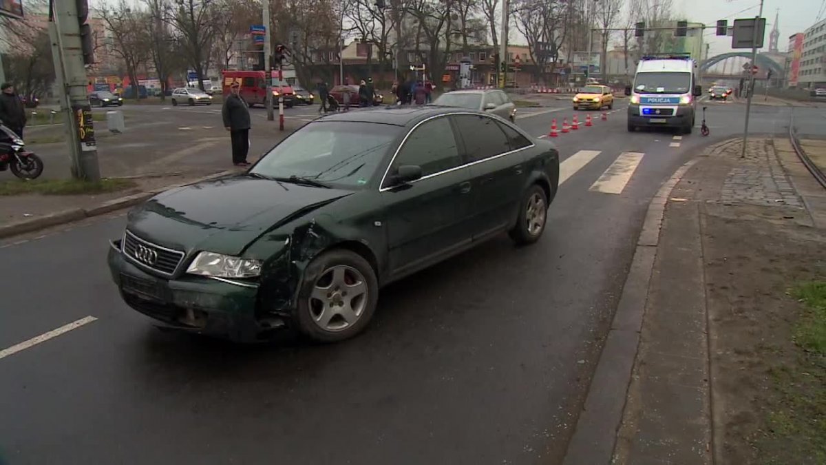 Taksówka uderzyła w wózek z dzieckiem we Wrocławiu. Czterolatek doznał urazu głowy
