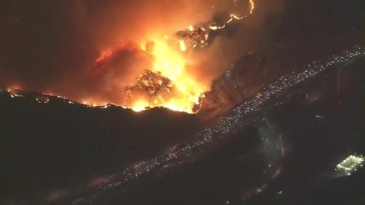 Pożary wdzierają się do aglomeracji Los Angeles