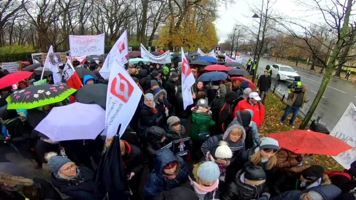 Pracownicy sądów i prokuratur protestowali przed KPRM. Domagają się podwyżek płac
