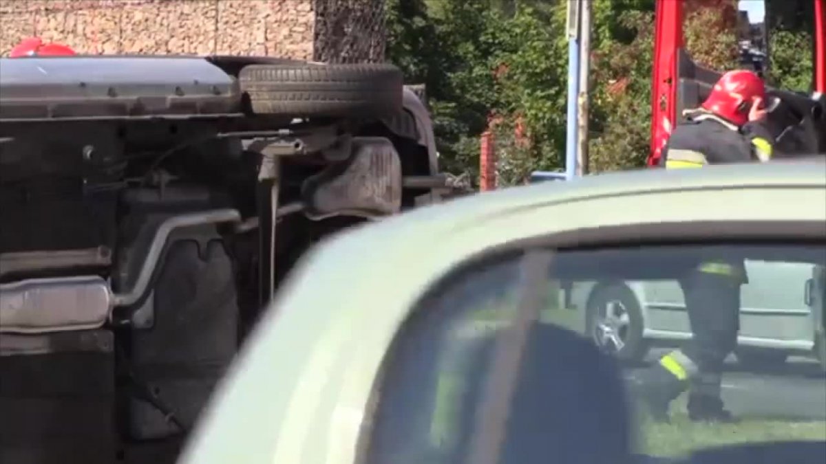 Jechał pod prąd, dachował i wpadł na radiowóz