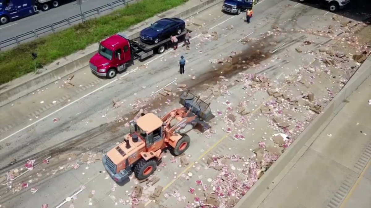 Autostrada pełna pizzy. Naczepa ciężarówki chłodni została rozerwana po zahaczeniu o wiadukt