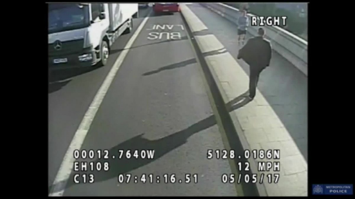 Biegł tak, że omal nie zabił. Wepchnął pieszą wprost pod koła autobusu