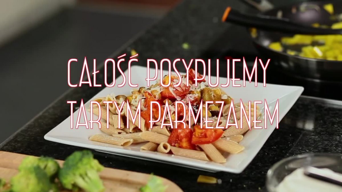 Przepis na szybki sezonowy obiad: penne z bakłażanem i pomidorem