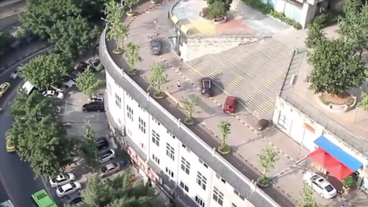 Sposób na zakorkowane drogi: korzystają z ulicy wybudowanej na dachu budynku