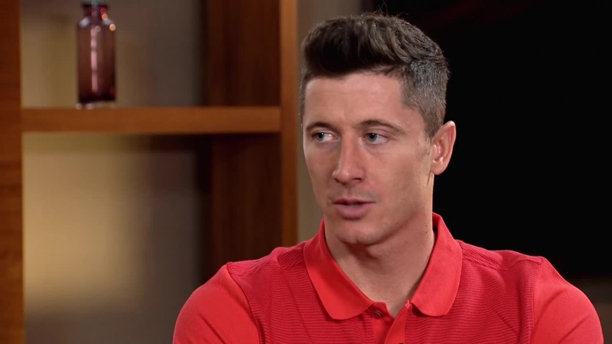 Robert Lewandowski mówi do brzucha żony
