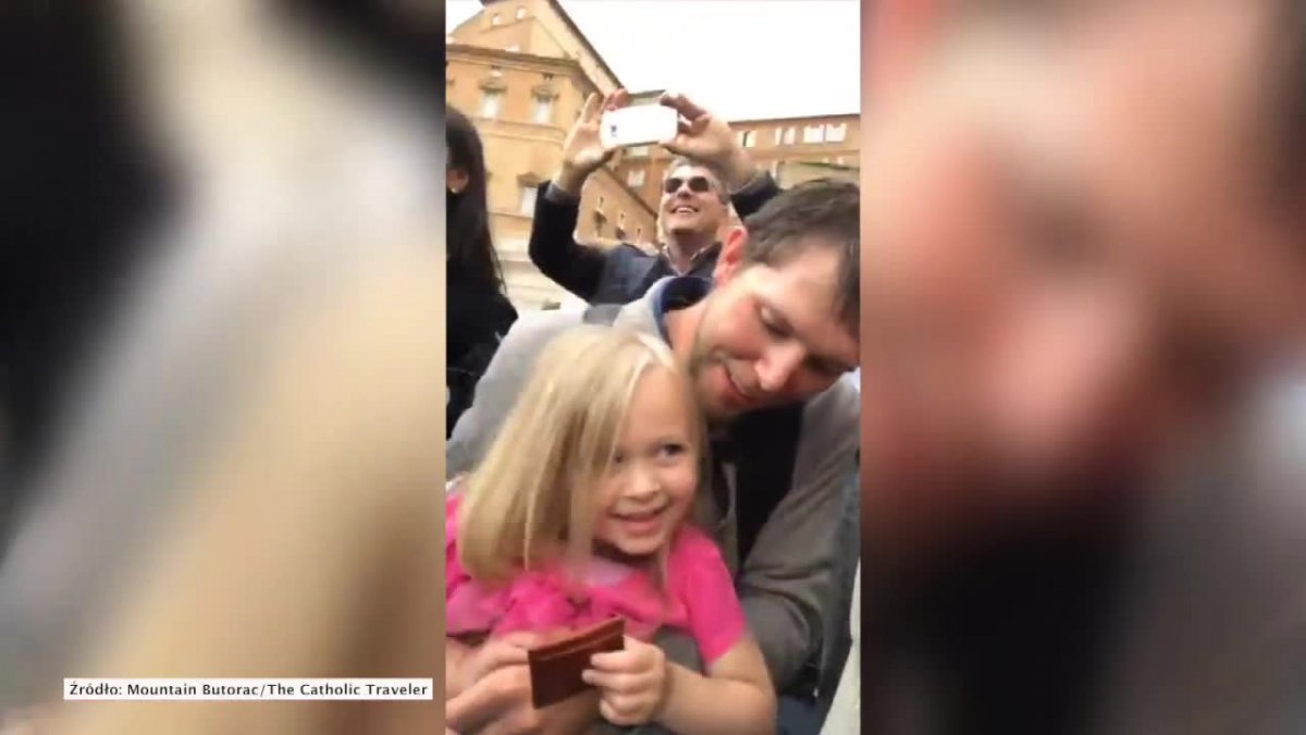 Trzylatka zdjęła papieżowi piuskę