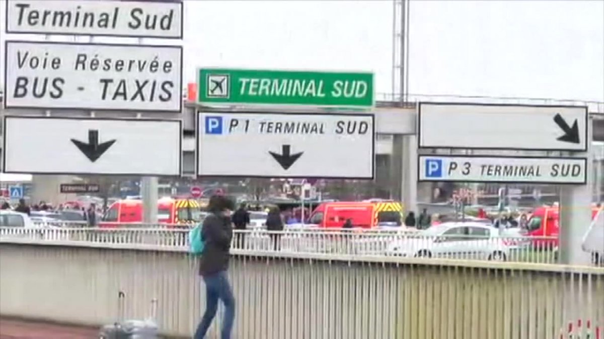 Strzały na lotnisku Paryż-Orly. Zastrzelono mężczyznę, który ukradł broń żołnierzowi