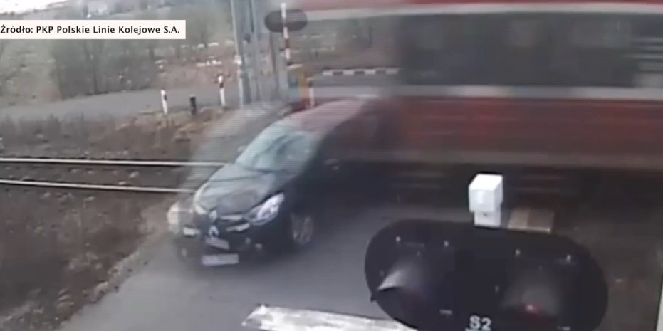 Wjechał mimo opuszczonych szlabanów. Pociąg staranował clio na przejeździe