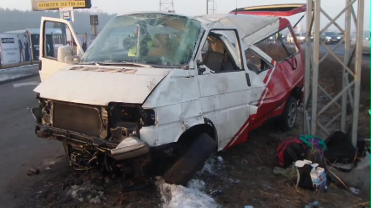 Wypadek busa pod Warszawą. Siedem osób rannych