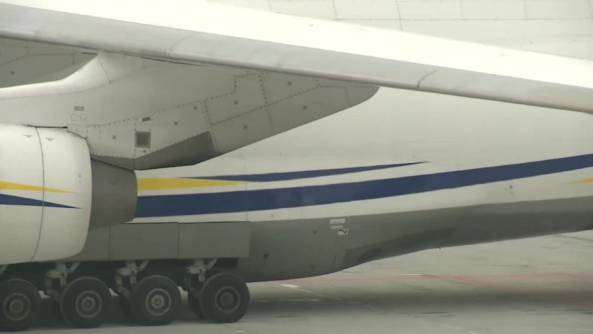 Lotniczy kolos An-124 Rusłan wylądował na łódzkim lotnisku