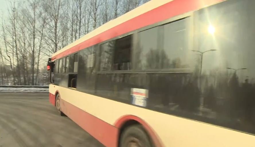 Stawił się na policji i przyznał, że strzelał z wiatrówki w autobus