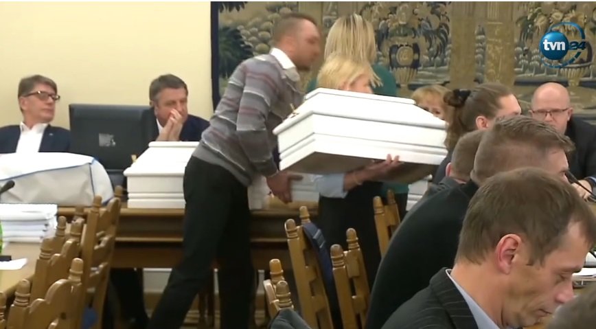 Debata ws. medycznej marihuany. Na stole postawiono dziecięce trumny