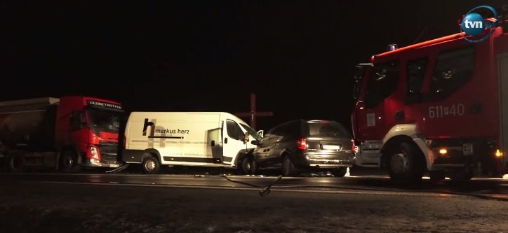 Na DK 11 odbił się od cysterny i uderzył w inne auto. Zginął na miejscu