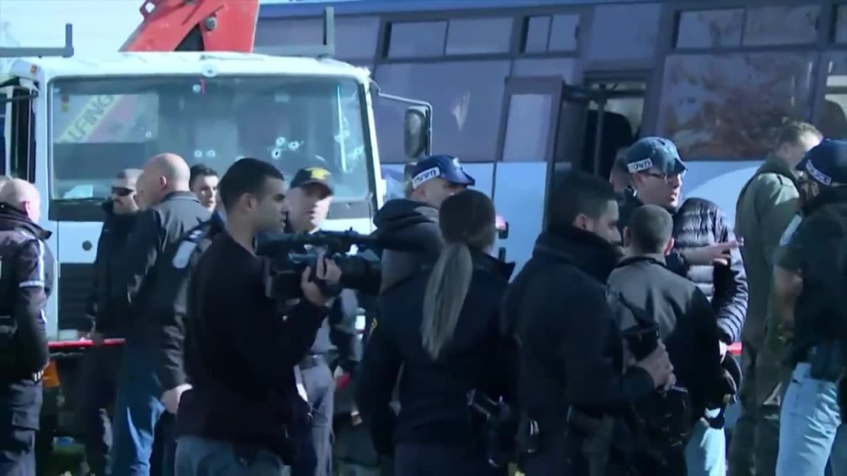 Śledczy badają miejsce ataku w Jerozolimie. Policja: napastnik mógł inspirować się zamachem z Berlina