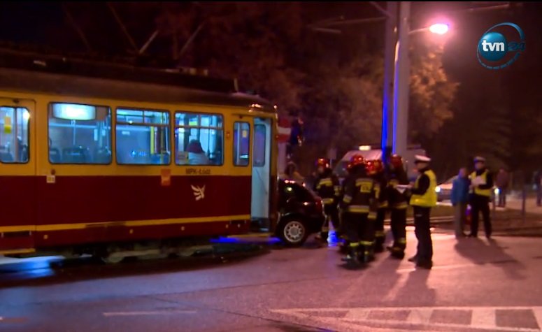 Audi uderzyło w tramwaj. Cztery osoby ranne