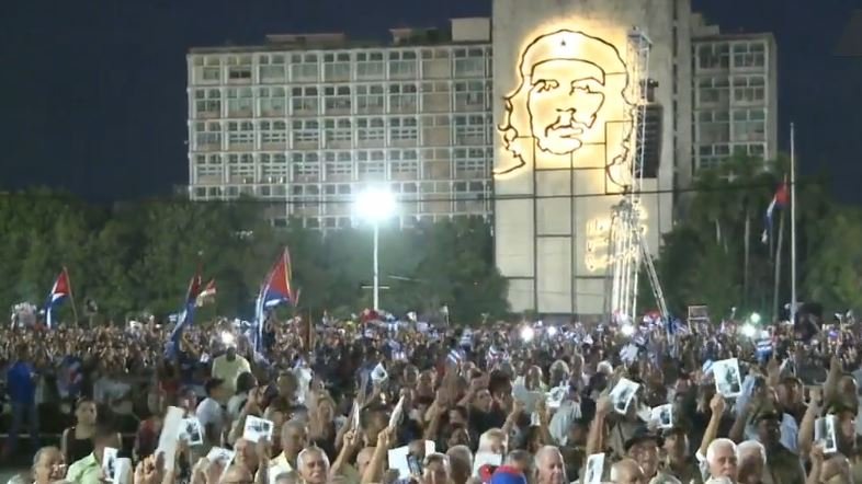 Dziesiątki tysięcy ludzi upamiętniły F. Castro