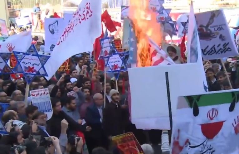 Irańscy studenci palą amerykańską flagę w 37. rocznicę zajęcia ambasady w Teheranie