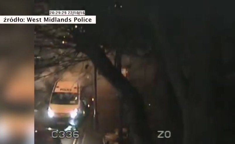 Radiowóz obrzucił jajkami i ostrzelał fajerwerkami