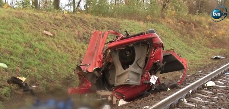Tragedia na przejeździe kolejowym. Jedna osoba nie żyje, trzy zostały ranne