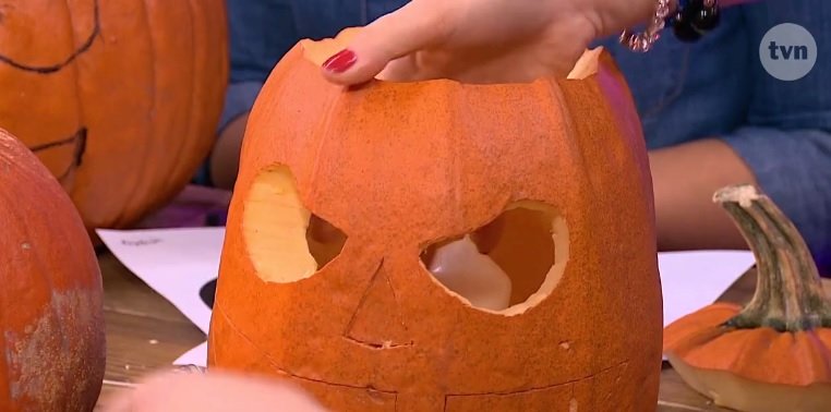 Halloweenowe atrakcje i wycinanie z dyni
