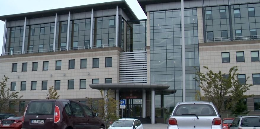 Uciekł w kajdankach i klapkach z budynku prokuratury w Białymstoku