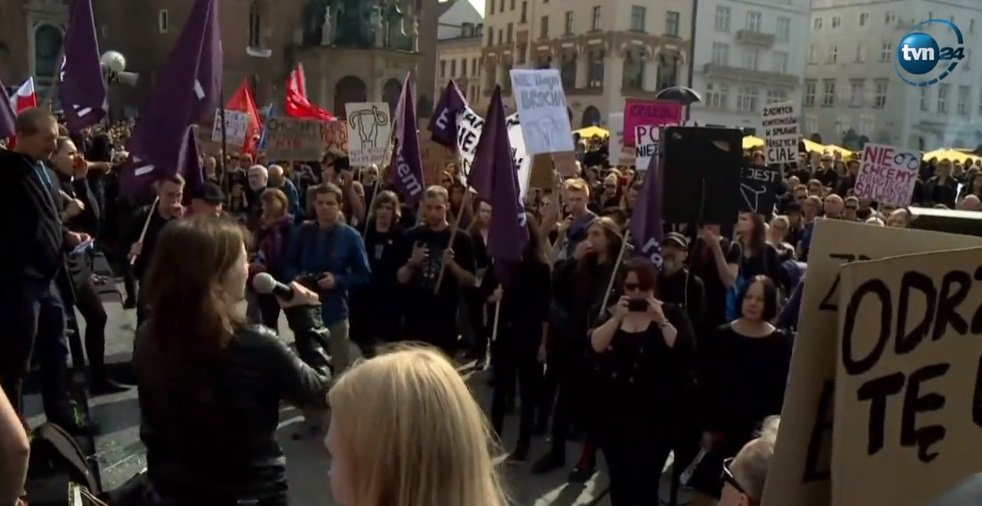 Czarny protest na rynku. Przeciwnicy ustawy antyaborcyjnej wyszli na ulicę