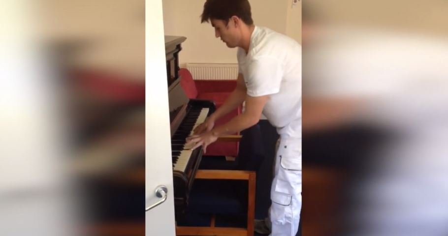 Dekorator odkrył w sobie talent do gry na pianinie