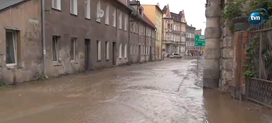 Woda z pękniętej rury zalała kilkanaście kamienic