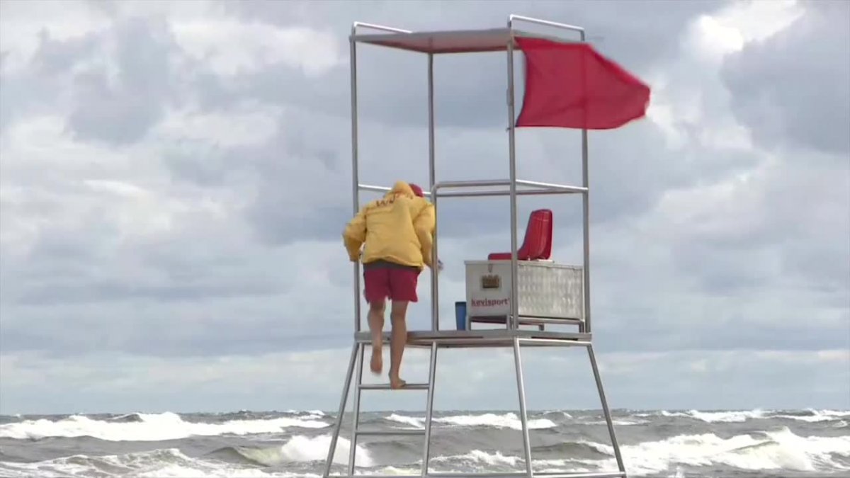 Zakaz kąpieli na większości bałtyckich plaż. Także IMiGW ostrzega przed wysokim stanem wody