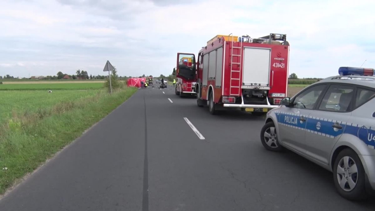 Dwaj motocykliści zderzyli się z ciągnikiem. 