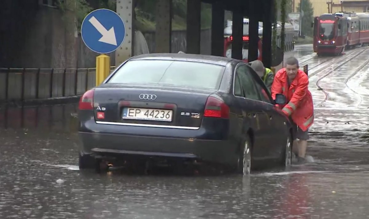 Zatopione auta, zalane ulice, powalone drzewa. Nawałnica przeszła nad Zabrzem