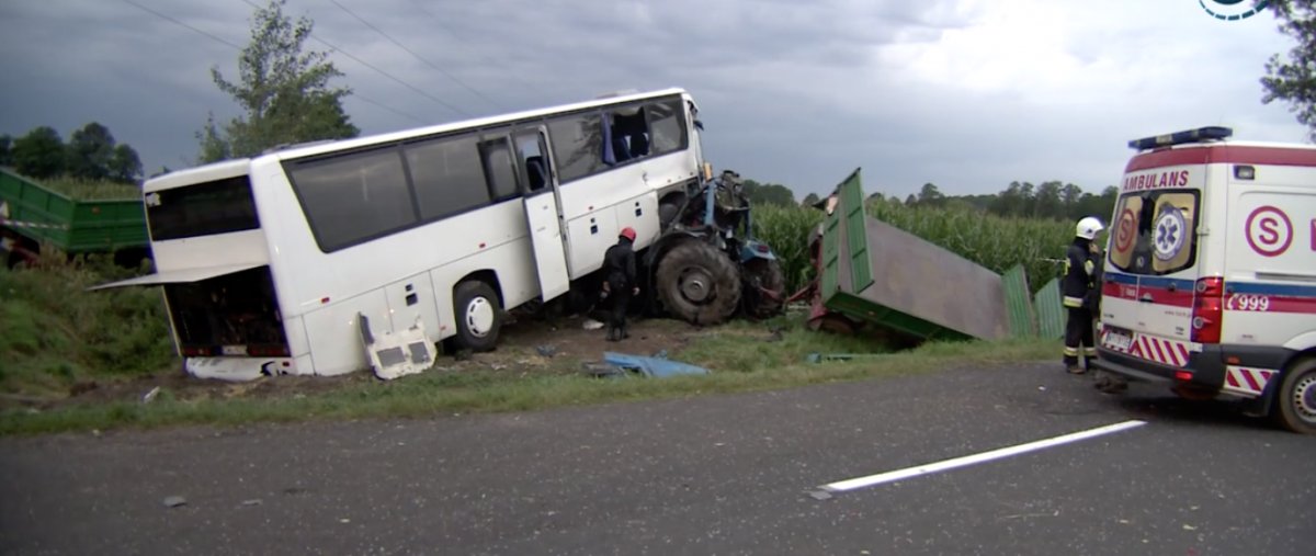 14 osób rannych w wypadku autokaru i ciągnika
