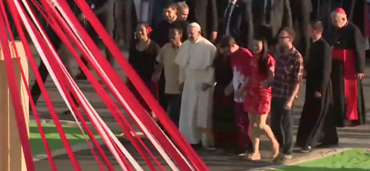 Papież Franciszek przeszedł przez Bramę Miłosierdzia i czuwał wraz z młodymi w Brzegach