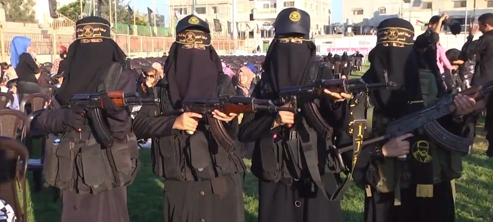Oddają cześć poległym w konflikcie z Izraelem i prezentują nowoczesne uzbrojenie