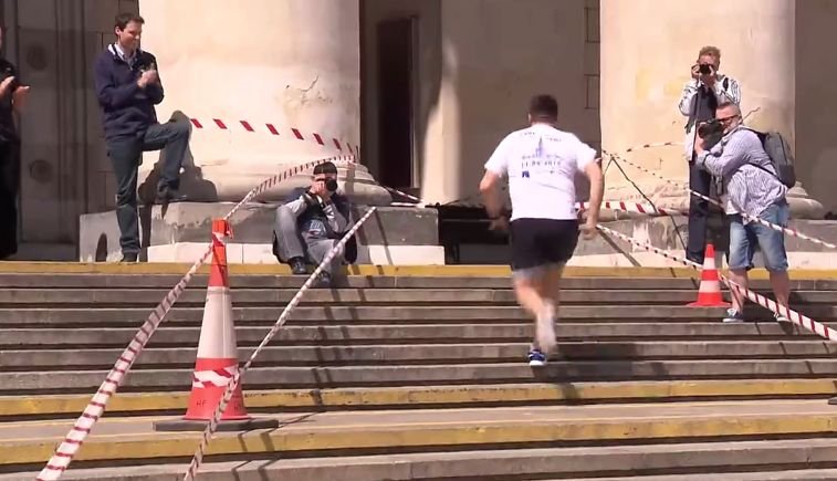 Być jak Ryszard Ochódzki. Wbiegli na 30. piętro Pałacu Kultury i Nauki