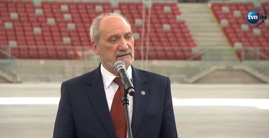Antoni Macierewicz na ćwiczeniach przed szczytem NATO