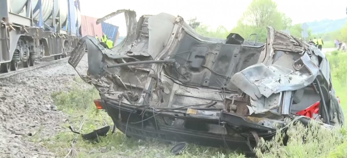 Wypadek na przejeździe kolejowym. Ciężarówka zderzyła się z pociągiem. Dwie osoby ranne