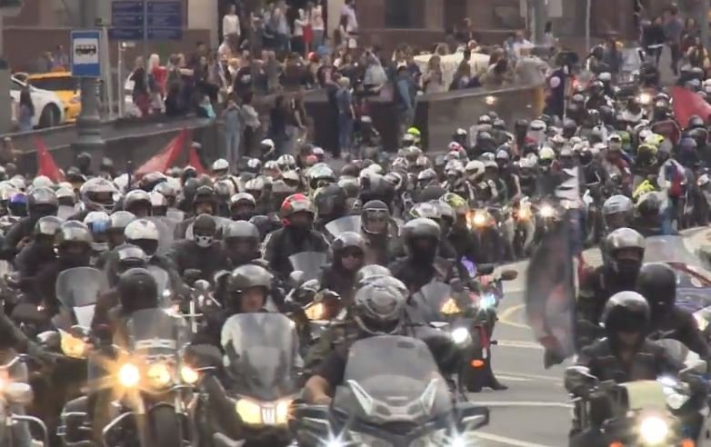 Rajd motocyklistów Putina przez Moskwę. Złożyli kwiaty przed Grobem Nieznanego Żołnierza