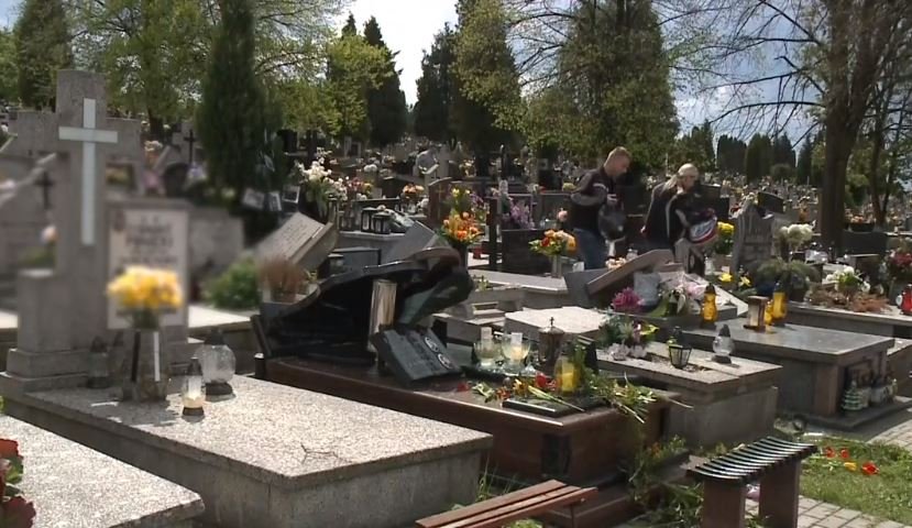 Wandale zniszczyli nagrobki na częstochowskim Rakowie