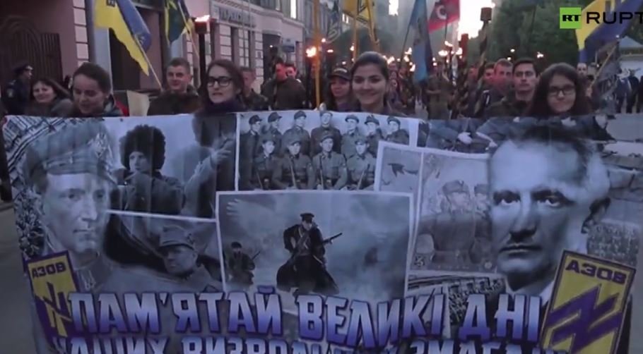 Marsz z pochodniami ukraińskich nacjonalistów w Iwano-Frankiwsku. Oddali hołd żołnierzom SS