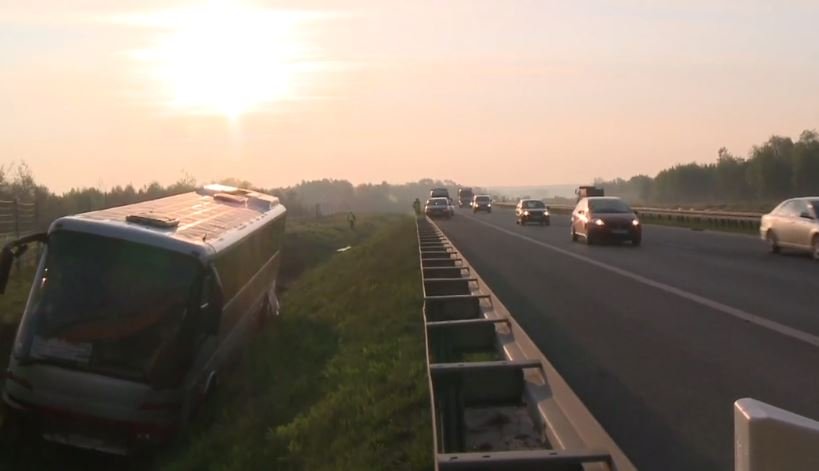 Autokar przewożący Ukraińców wypadł z A4
