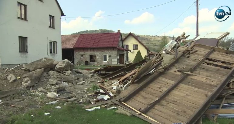 Zrównała z ziemią domek letniskowy sąsiada. Konflikt trwa od lat